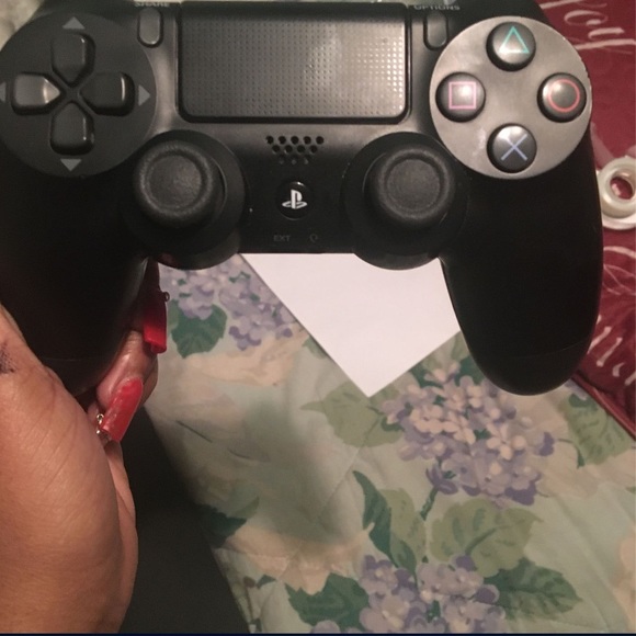 PS4 - Picture 2 of 3